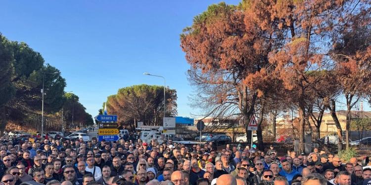 Emergenza carburanti in Calabria, dopo lo sblocco di Taranto riparte Vibo. Code ai distributori, ma la crisi rientra