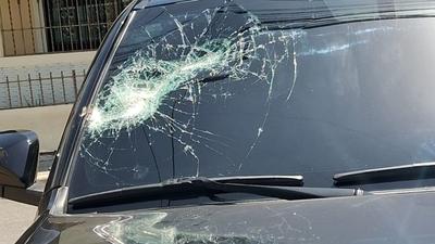 Continúan lanzando piedras a vehículos en Las Américas: Hombre denuncia que fue víctima de varias pedradas