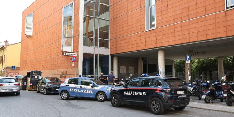 Quindicenne ferito a coltellate in una scuola a Ferrara, arrestato un giovane maggiorenne