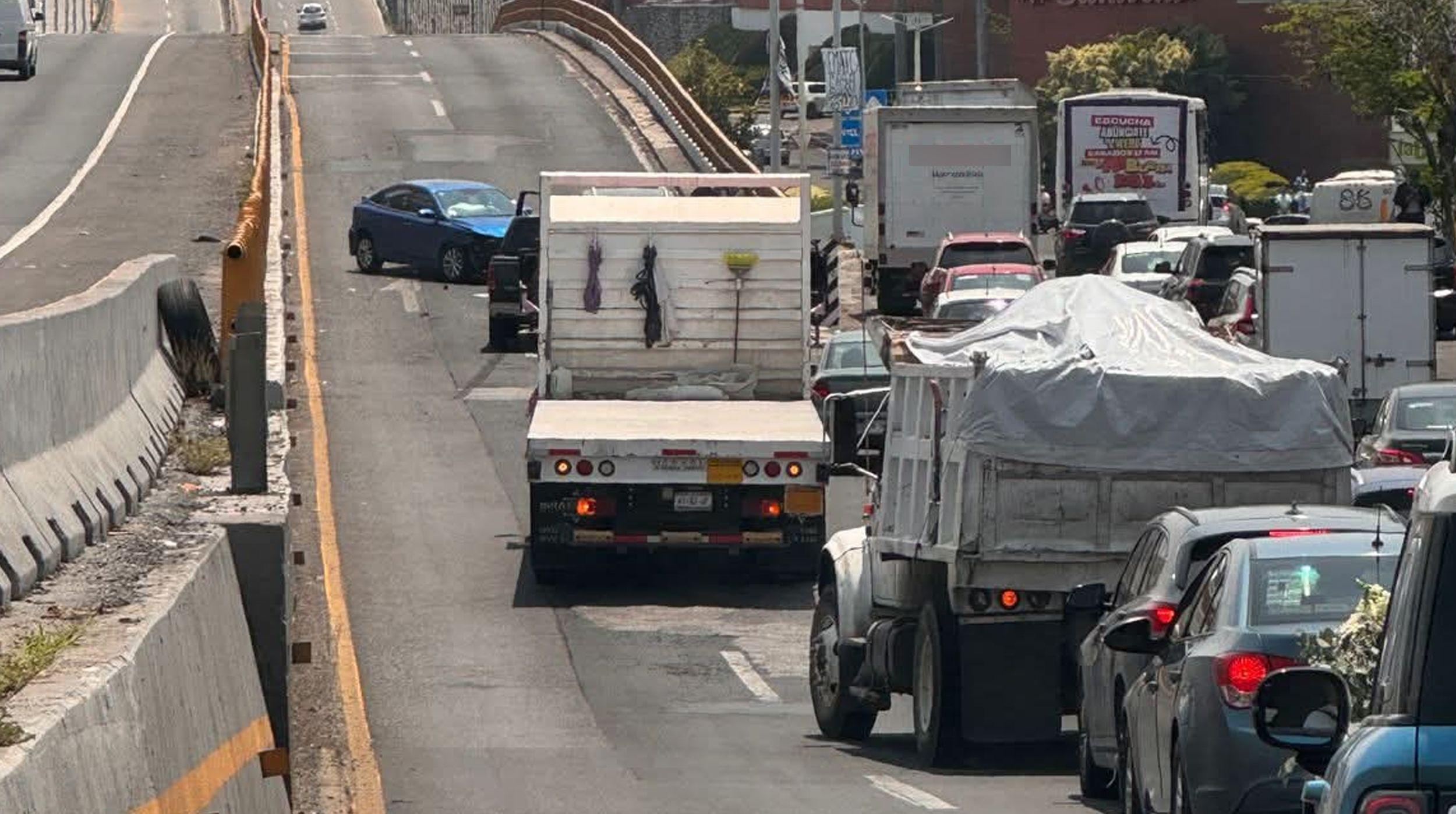 Caos vial en Cuernavaca: Carambola detiene la circulación en el Paso Exprés esta tarde