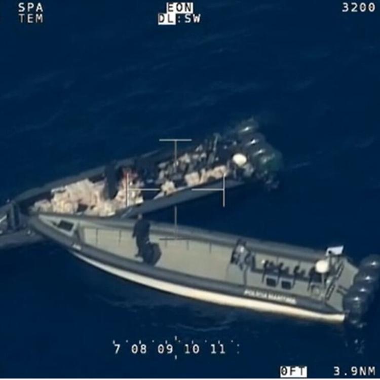 Inseguimento da film sull'Atlantico, bloccato 'go-fast' con 3,7 tonnellate di cocaina [VIDEO]