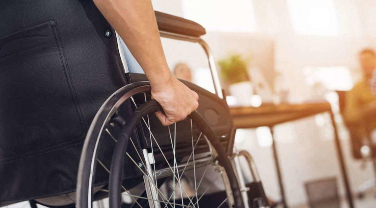 Un handicapé en fauteuil roulant exhibitionniste 