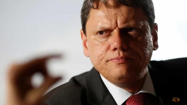 Tarcísio diz que caso 'Dark Horse' está esclarecido mesmo sem explicações de Flávio Bolsonaro