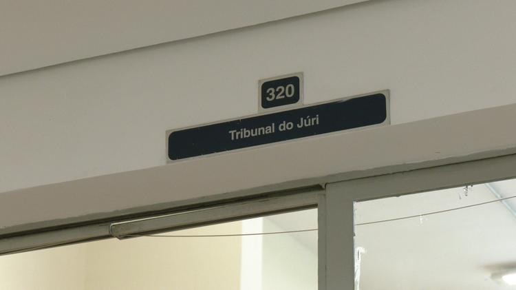 Homem é condenado a 43 anos de prisão por asfixiar e esfaquear mais de 20 vezes a companheira em Juiz de Fora