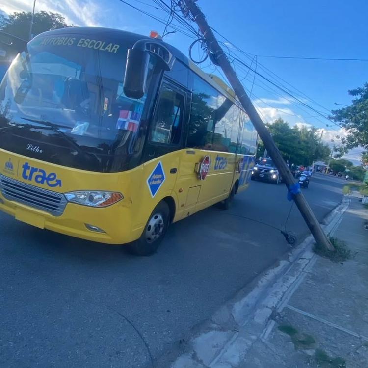 Poste eléctrico cae sobre autobús escolar en Cañafistol, Baní