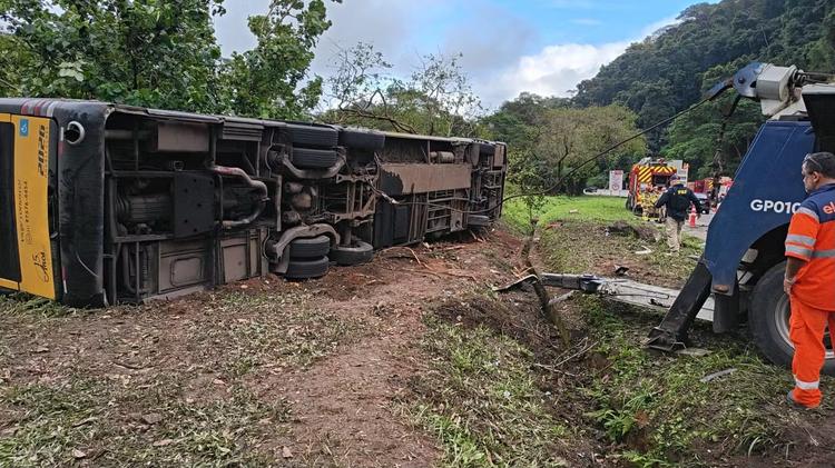 Acidente com ônibus na Serra de Petrópolis deixa 10 mortos