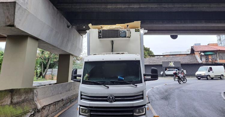 Caminhão-baú fica ‘entalado’ no túnel da Rua 3700 e mobiliza agentes de trânsito em BC