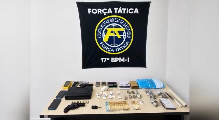 Tatuador é preso ao ser flagrado com porções de drogas, revólver furtado e pistolas falsas em Rio Preto