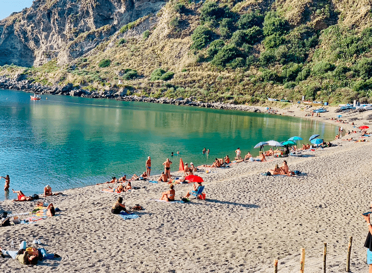 Milazzo, finanziamenti per le spiagge: docce, aree beach volley e recupero dei materiali trasportati dalle mareggiate