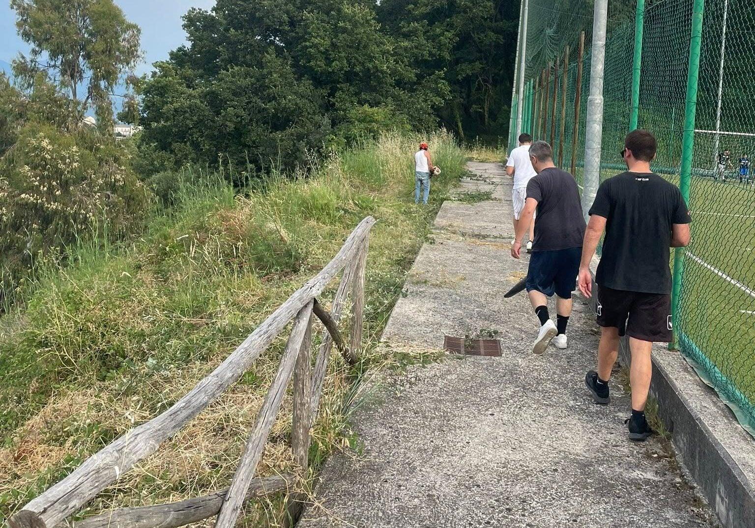 Rutino, i giovani riqualificano il campo da calcio: il sindaco ringrazia i ragazzi e attacca la Comunità Montana