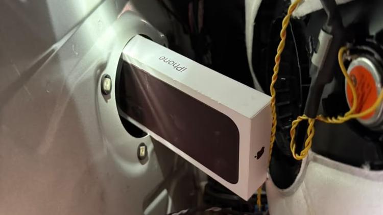 iPhones são encontrados durante perícia em carroceria de carro apreendido na BR-050