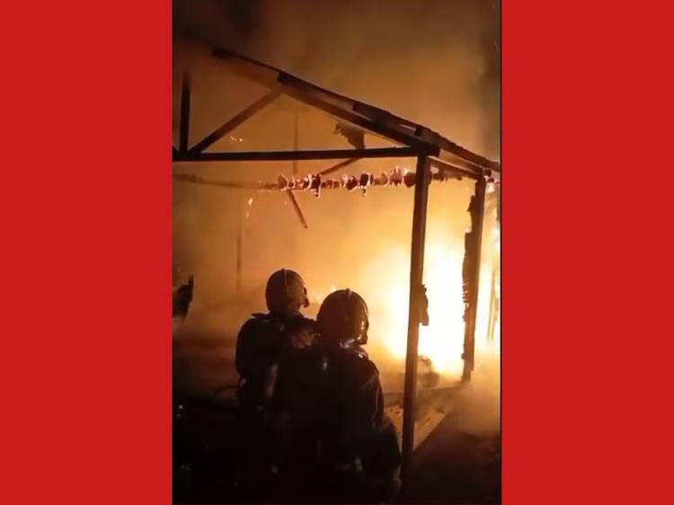 VÍDEO: Casa de madeira fica destruída durante incêndio em Cruzeiro do Sul; ninguém se feriu