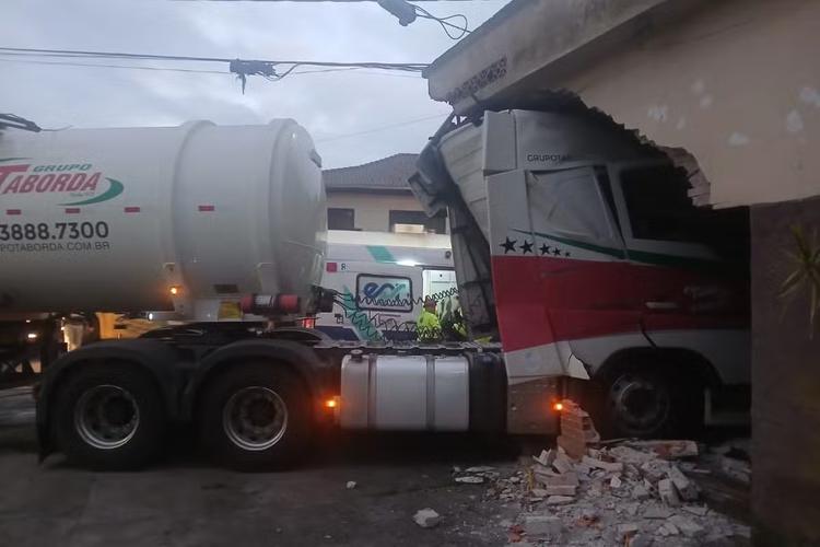 VÍDEO: Motorista de caminhão morre ao atingir parede de mercado, no Paraná; estrutura de imóvel teve 'colapso parcial'
