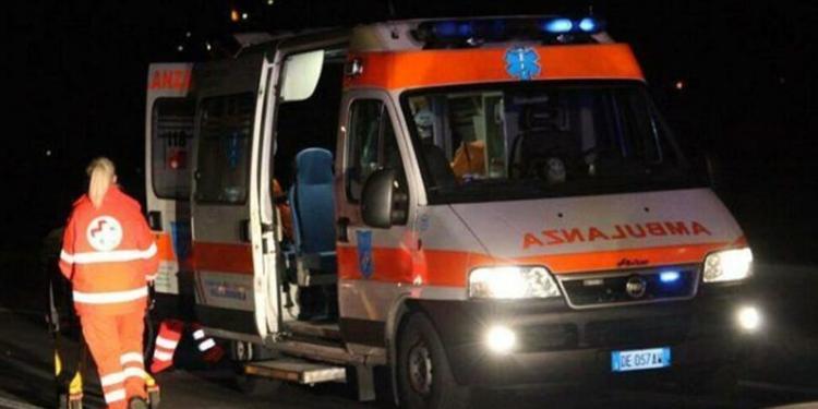 Si schiantano con l'auto contro un albero: due ragazze morte e una terza ferita grave a Forlì