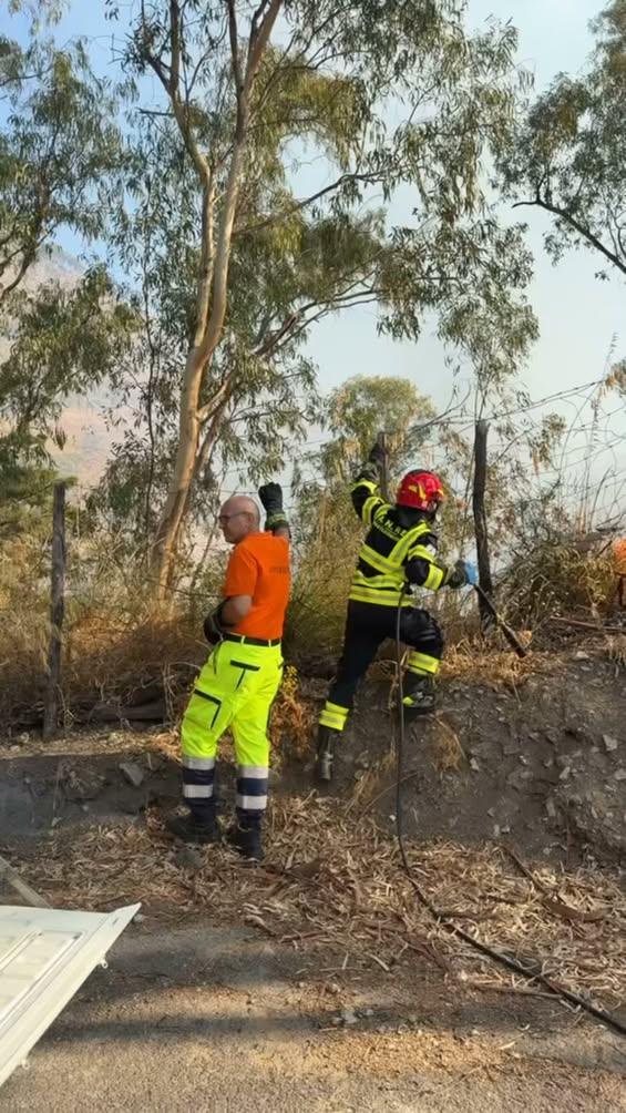 Uomini e mezzi al lavoro sin dalle prime ore del mattino per contrastare l’incendio sviluppatosi nei pressi della casa d...