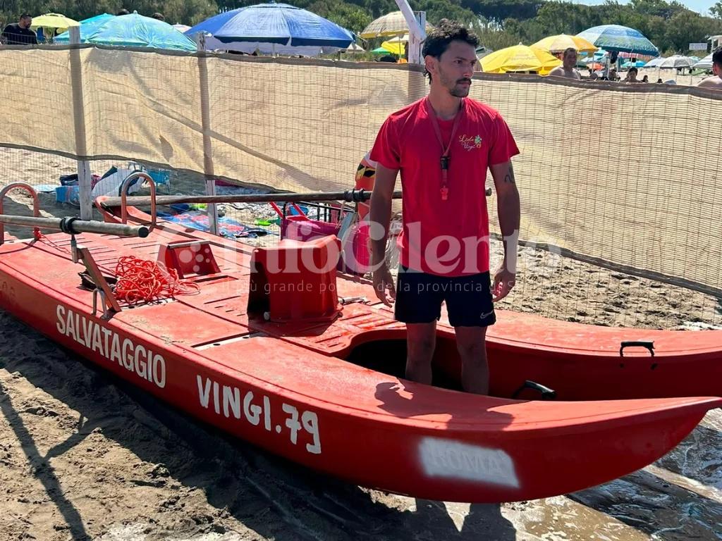 Capaccio Paestum, primo salvataggio a Torre di Mare: due giovani messi in salvo dal bagnino