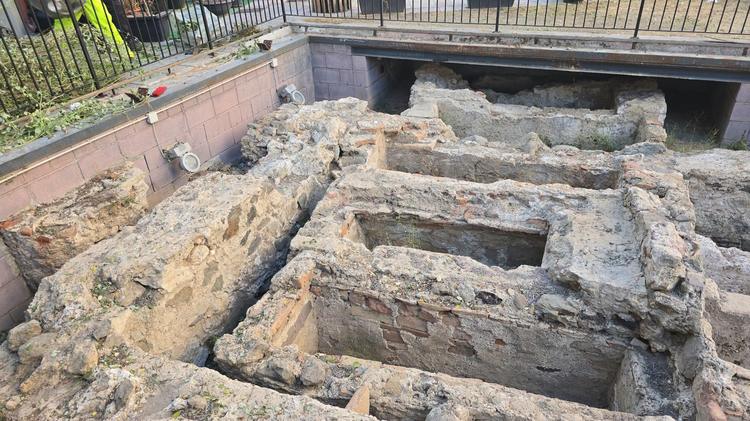 Piazza Duomo, la pulizia dell’area archeologica restituisce visibilità alla necropoli tardo-romana e proto-bizantina