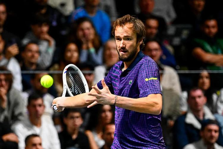 Medvedev stoppe Alcaraz et file en finale à Indian Wells
