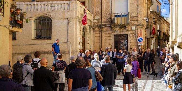 Badolato, da «paese in vendita» a laboratorio del futuro: la sfida è tornare ad abitare i borghi