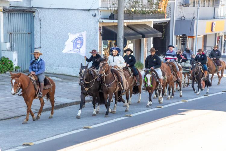 Cavalgada dos Metalúrgicos homenageia tradicionalistas com o troféu Vilson Fontes