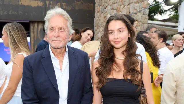 Michael Douglas surge de mãos dadas com a filha em evento na Espanha