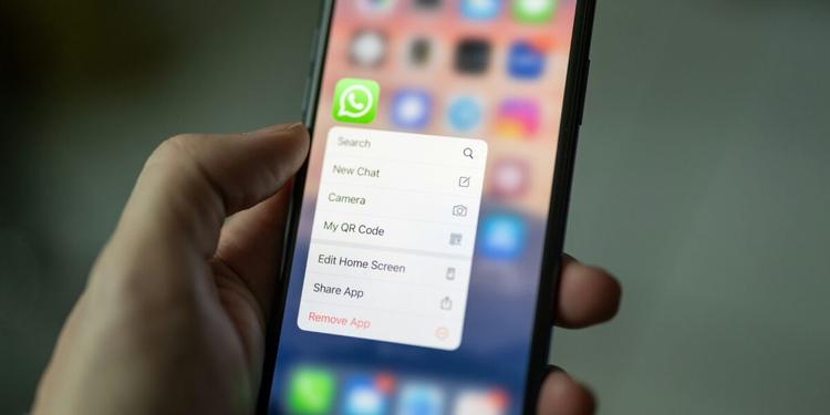 Finto WhatsApp di Carlo Messina e voce clonata dall'IA: truffa da 95 milioni all'ex presidente di Fideuram