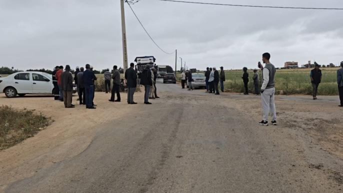 إحتحاج ساكنة بنواحي برشيد يفضح تحول ضيعة فلاحية إلى مستودع سري لتخزين الفحم