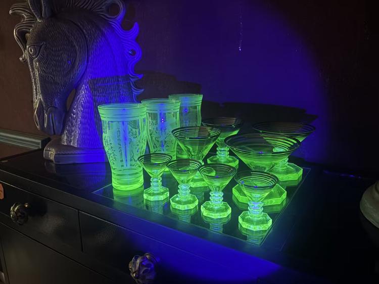 Paranaense usa luz negra em taças de leilão, descobre que comprou itens com radiação e passa a colecioná-los; veja riscos e o que diz a lei