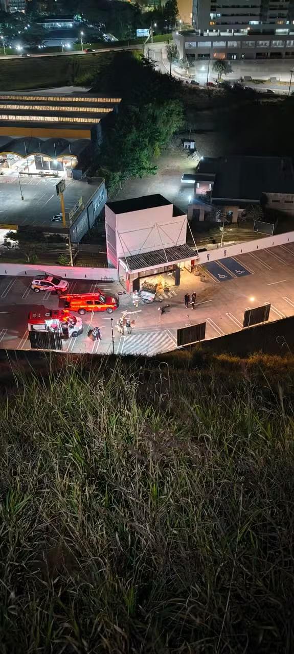Motorista sobrevive após carro despencar de encosta de 80 metros e capotar diversas vezes em Juiz de Fora