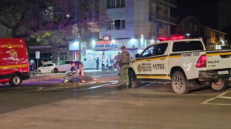Durante perseguição no centro de Lagoa Vermelha motociclista bate em dois veículos e morre