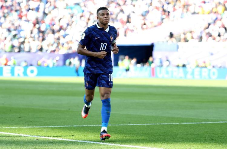 "Camerunense colonizzato che si finge francese", insulti razzisti a Mbappé dalla senatrice paraguaiana