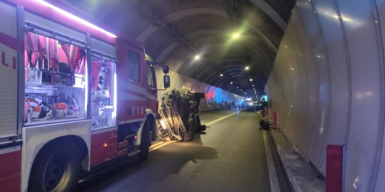 Scontro tra due auto al centro della galleria della Limina, sulla superstrada Jonio Tirreno