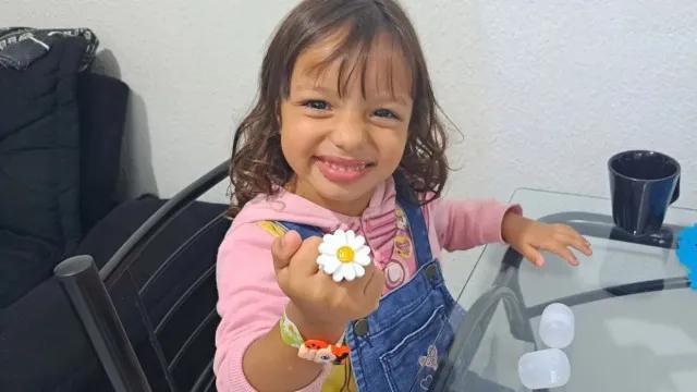 Menina morta pela mãe e padrasto foi enterrada viva, aponta perícia