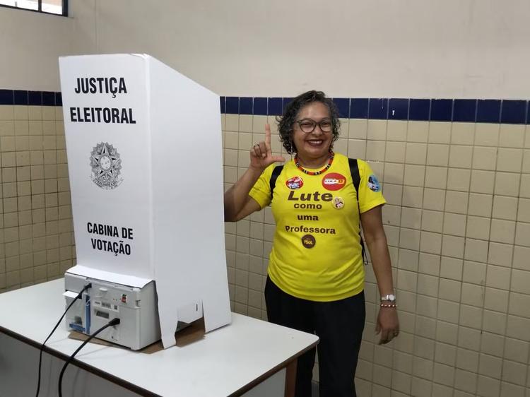 Professora Evany (PSOL) vota em Manaus
