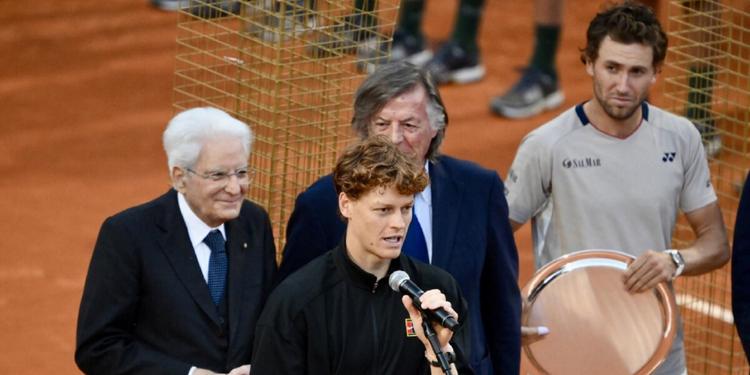 L'abbraccio di Mattarella al re del Foro: Sinner chiude mezzo secolo d'attesa
