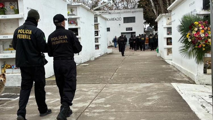 Delegado da PF que morreu baleado por PM durante operação é sepultado em Bagé