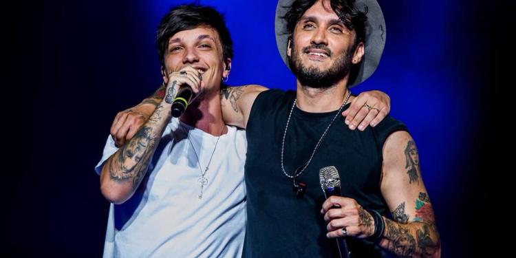 Fabrizio Moro sul palco di Tor Vergata: il cantautore di origini calabresi ha aperto il concertone di Ultimo