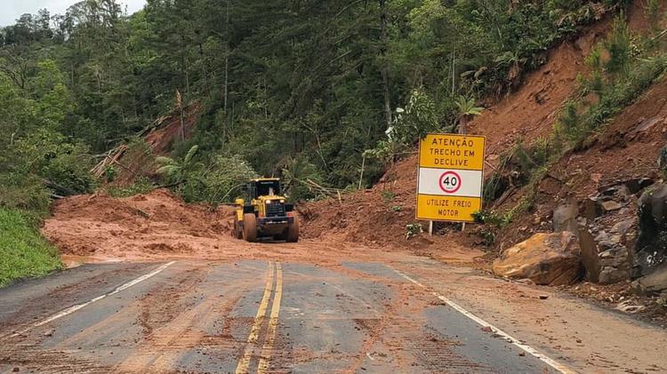 Deslizamentos e alagamentos provocam bloqueio de diversas rodovias do Paraná; veja trechos