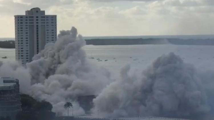 Hotel de luxo é implodido em 20 segundos em área nobre de Miami; veja