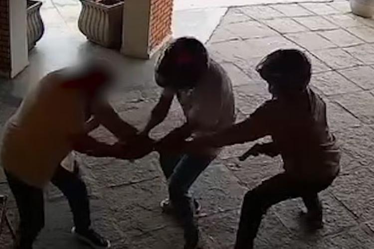 Polícia Civil prende dois suspeitos de assaltar turista em frente a hotel em Ubatuba