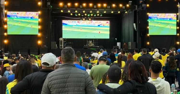 Torcedores lotam praças e acompanham estreia do Brasil na Copa do Mundo em cidades da região&nbsp;