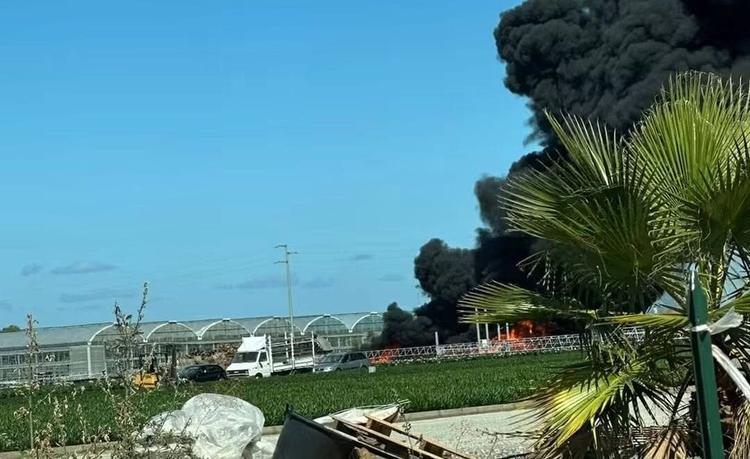 Incendio ai Vivai del Mela, una colonna di fumo nero visibile da Milazzo