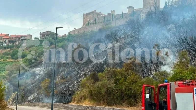 Lustra, fiamme lambiscono il Castello di Rocca: squadre a lavoro
