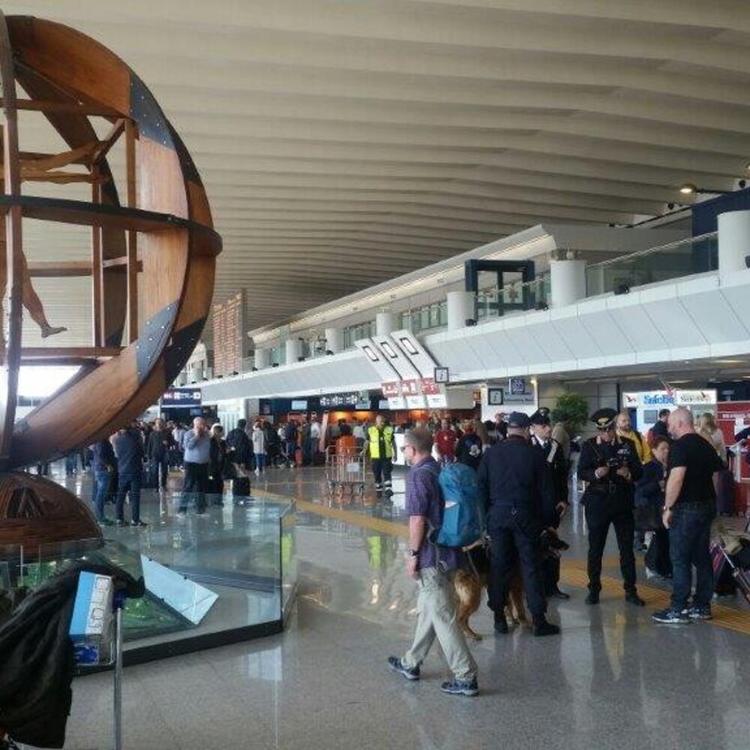 Caos in aeroporto, tenta di sfregiare tre poliziotti. Arrestato un africano già espulso