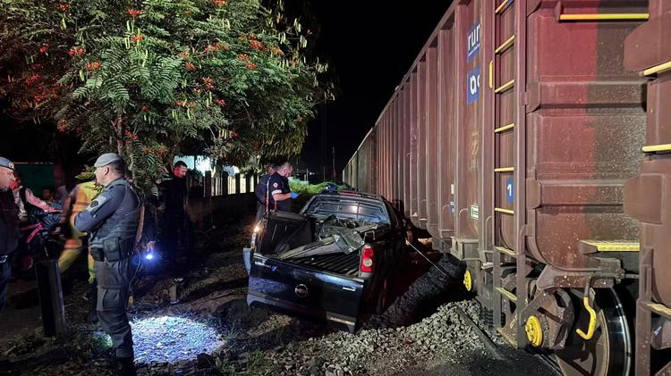 VÍDEO: carro é atingido por trem e idoso fica preso às ferragens no interior de SP