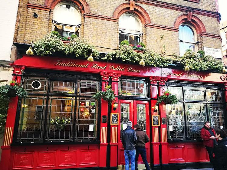 A traditional London pub on Marylebone Lane