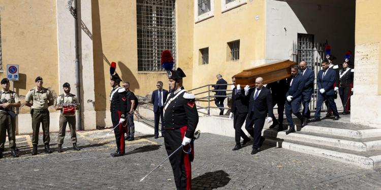 Emma Bonino, l’ultimo saluto in Campidoglio: Mattarella, Meloni e la politica di ogni schieramento ai funerali di Stato