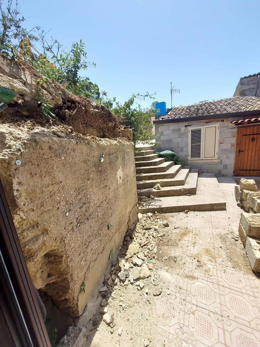 Al via i lavori di rifacimento del muro a monte delle vie Zito, Di Sparti e Monte. Proseguono gli interventi dell'Ammini...