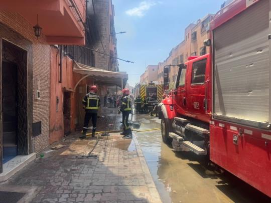 عاجل.. النيران تلتهم محلا لبيع الأحذية البلاستيكية بالجملة بمراكش +صور