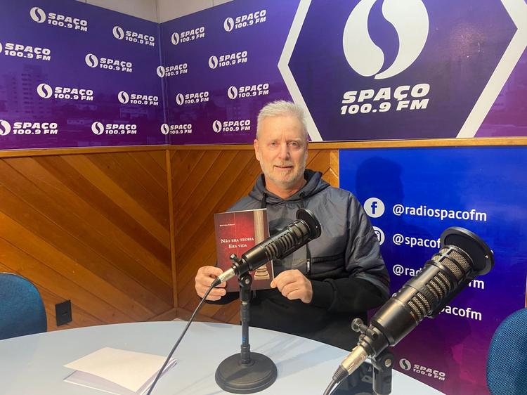 Vídeo: Livro propõe reflexão sobre verdade e realidade no mundo contemporâneo